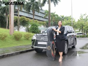 CEO Katana Golf Việt Nam giao gậy trên xe sang Lexus