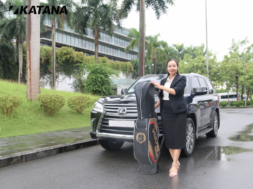 CEO Katana Golf Việt Nam giao gậy trên xe sang Lexus