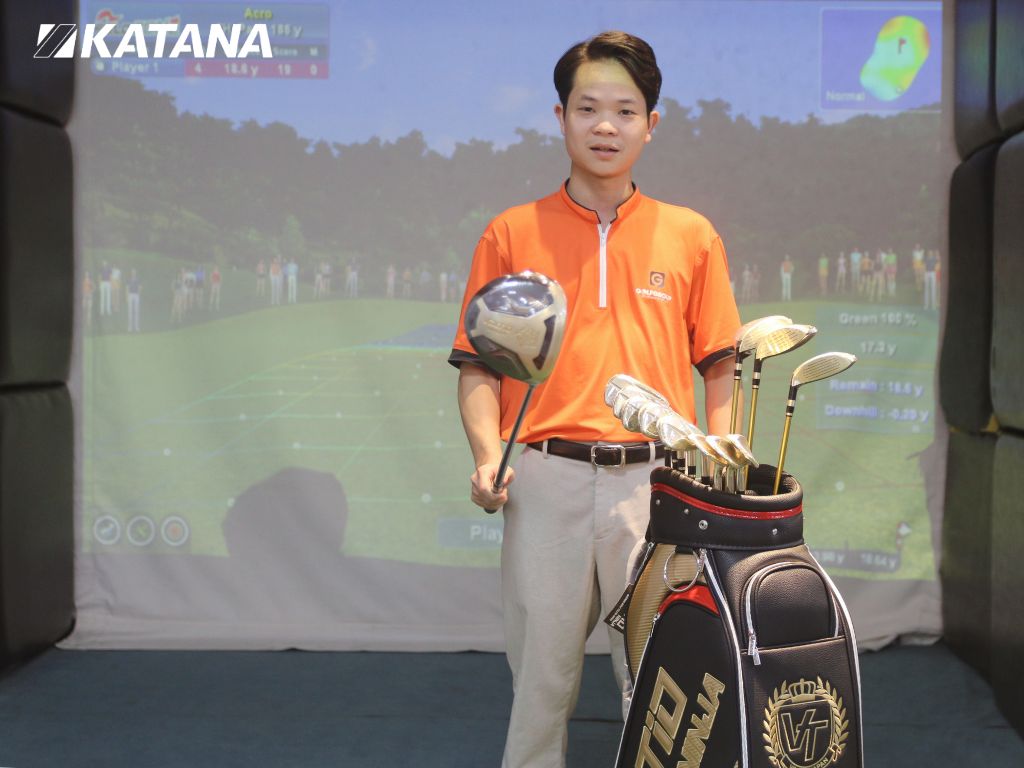 Chuyên gia Phùng Hoàn phân tích chỉ số cú đánh với gậy golf Katana trên phòng golf 3D