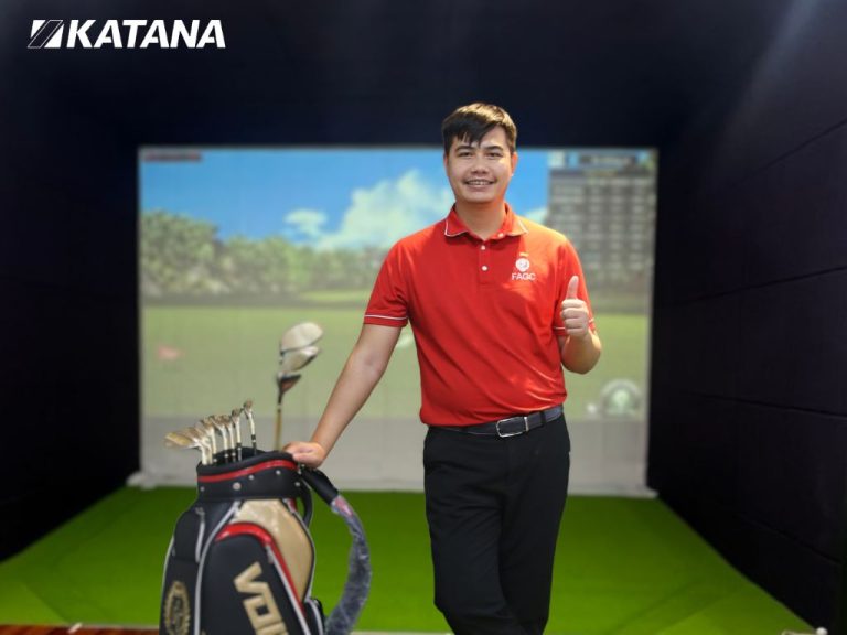 TGĐ Techgolf Nguyễn Tuấn Anh giao gậy golf Katana đến tận phòng golf 3D của khách hàng